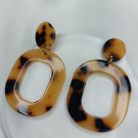 Tortoise Shell Resin Open Hoop Brown Hues Earrings - Picture 3 of 5
